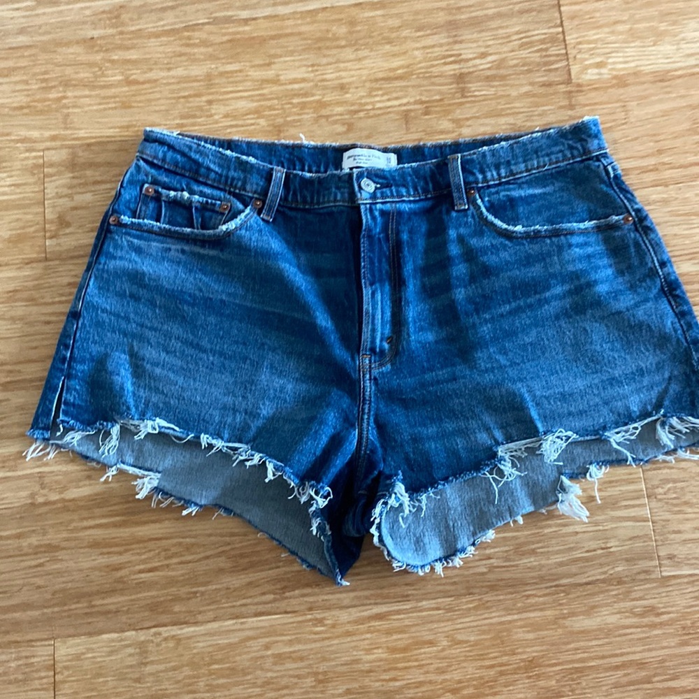 Abercrombie high rise mom short